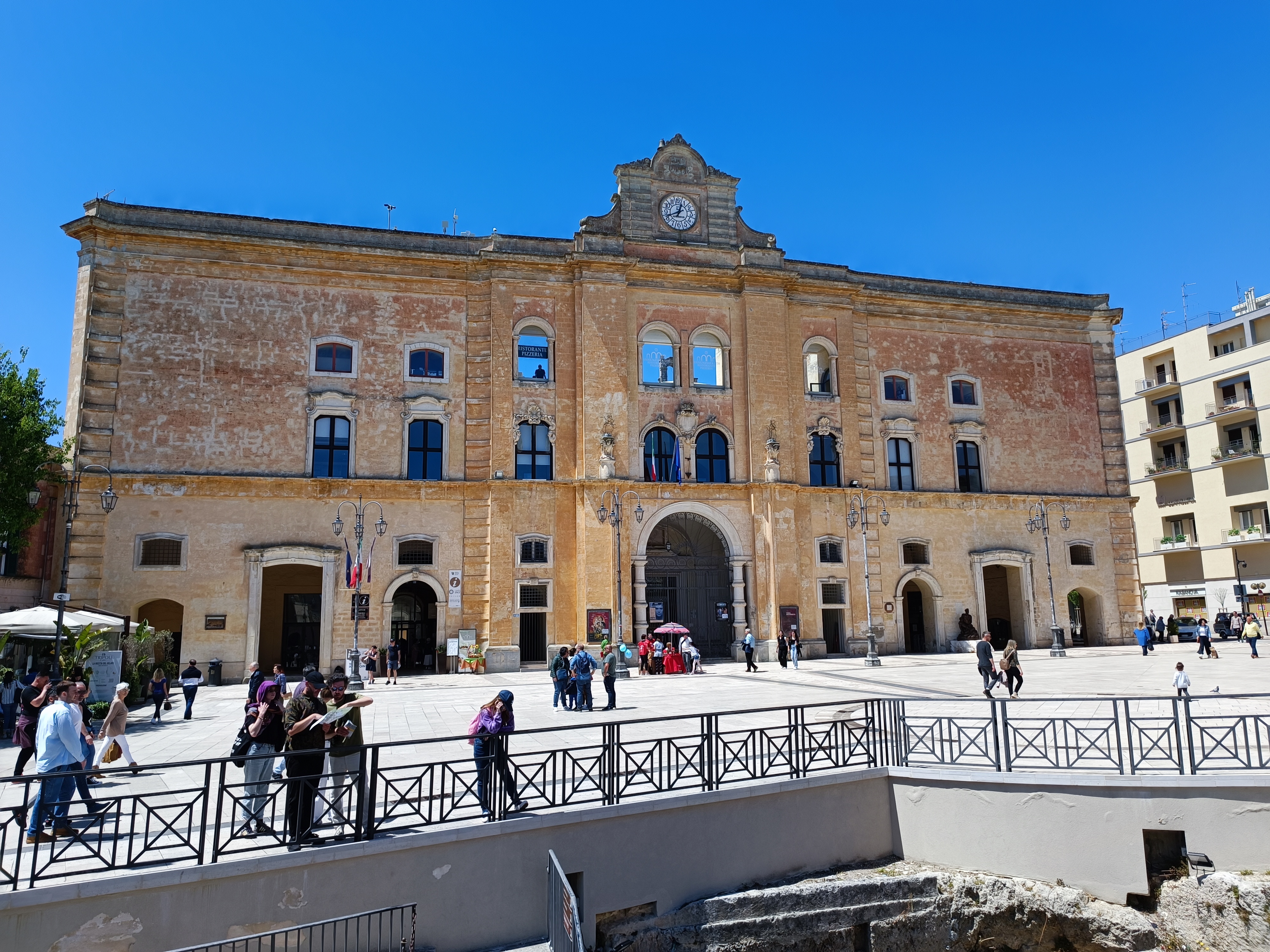Riflessi d'acqua sul fondo della cisterna sotterranea